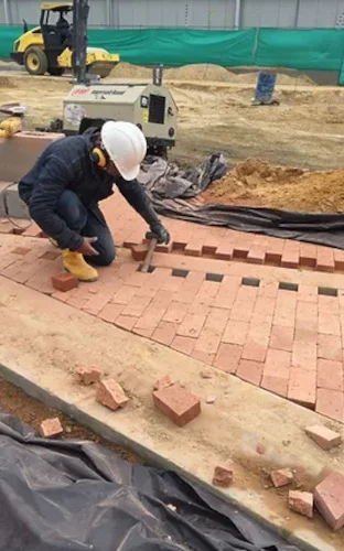 Instalaci&oacute;n de adoquines de arcilla en espacio p&uacute;blico
